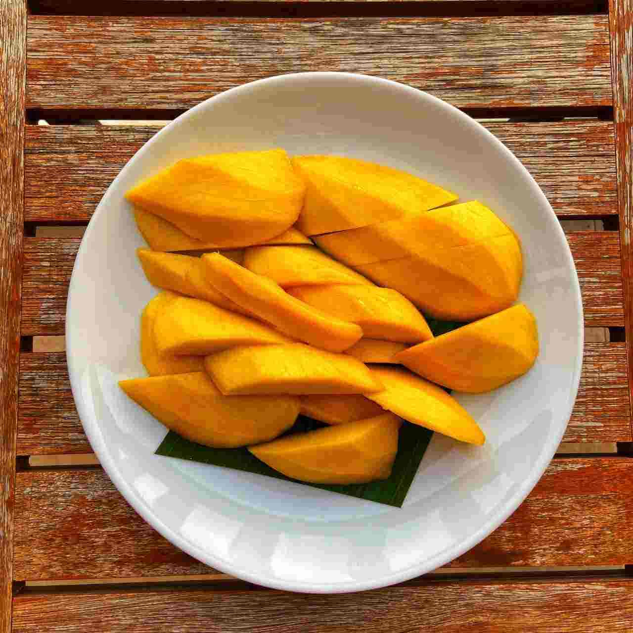 sliced mango